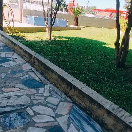 Casa Com Jardim Privado E Estacionamento No Interior