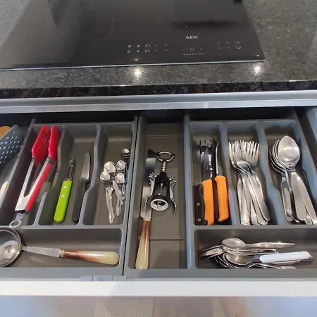 Casa Com Jardim Privado E Estacionamento No Interior