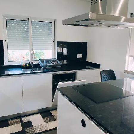 Casa Com Jardim Privado E Estacionamento No Interior