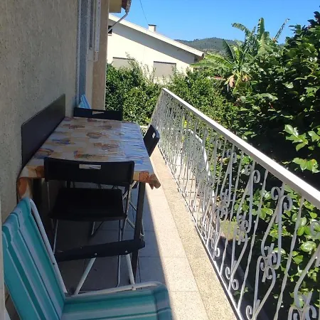 Casa Com Jardim Privado E Estacionamento No Interior *