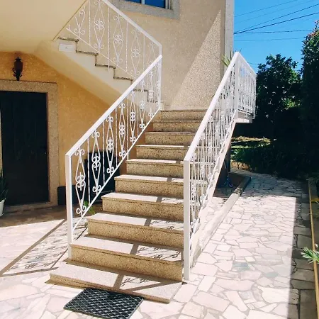 Casa Com Jardim Privado E Estacionamento No Interior * Amares