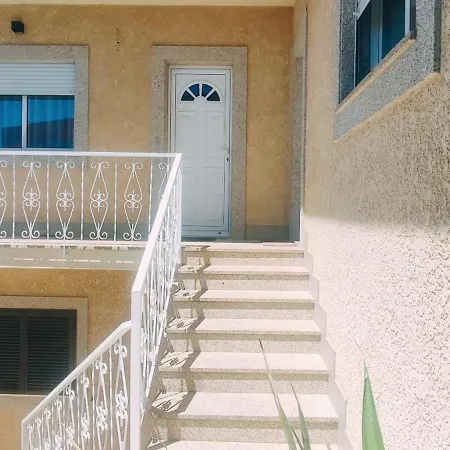 Casa Com Jardim Privado E Estacionamento No Interior * Amares