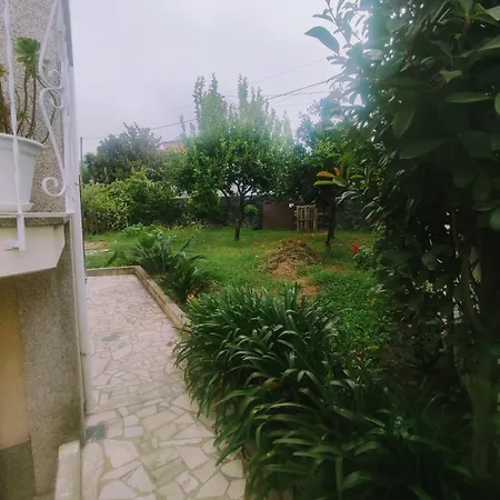 Casa Com Jardim Privado E Estacionamento No Interior