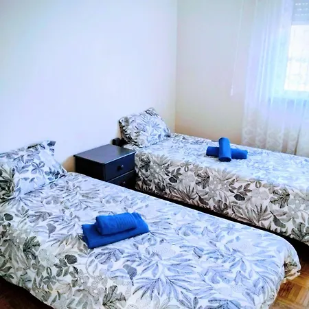 Casa Com Jardim Privado E Estacionamento No Interior *