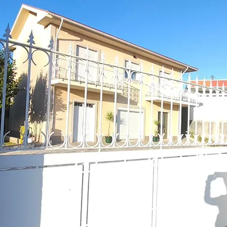 Casa Com Jardim Privado E Estacionamento No Interior *