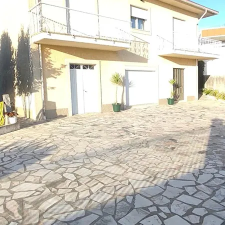 Casa Com Jardim Privado E Estacionamento No Interior * Amares
