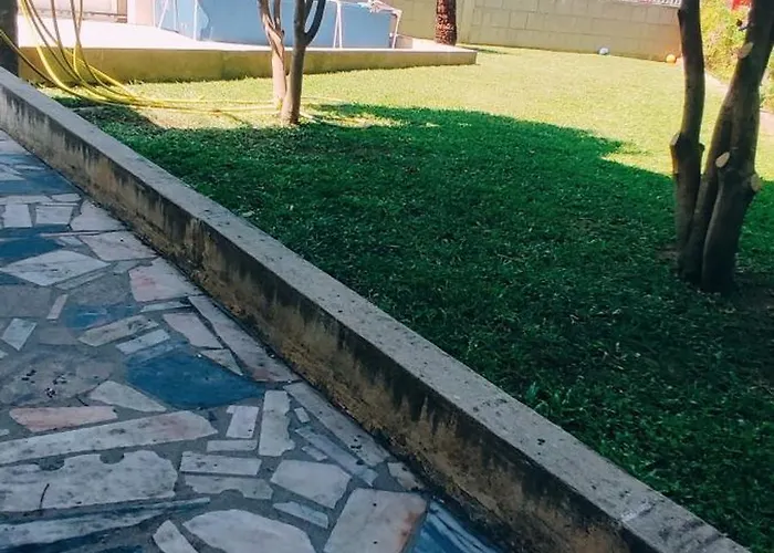 Casa Com Jardim Privado E Estacionamento No Interior