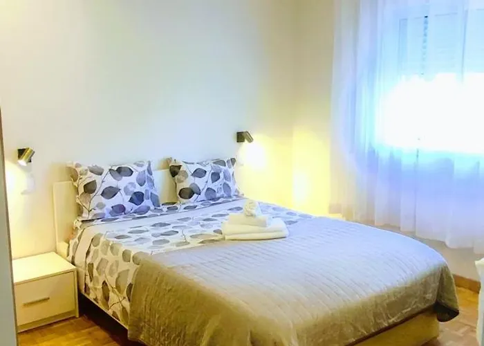 Casa Com Jardim Privado E Estacionamento No Interior *