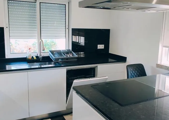 Casa Com Jardim Privado E Estacionamento No Interior