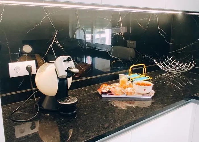 Casa Com Jardim Privado E Estacionamento No Interior Nyaraló Amares