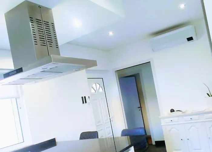 Casa Com Jardim Privado E Estacionamento No Interior *