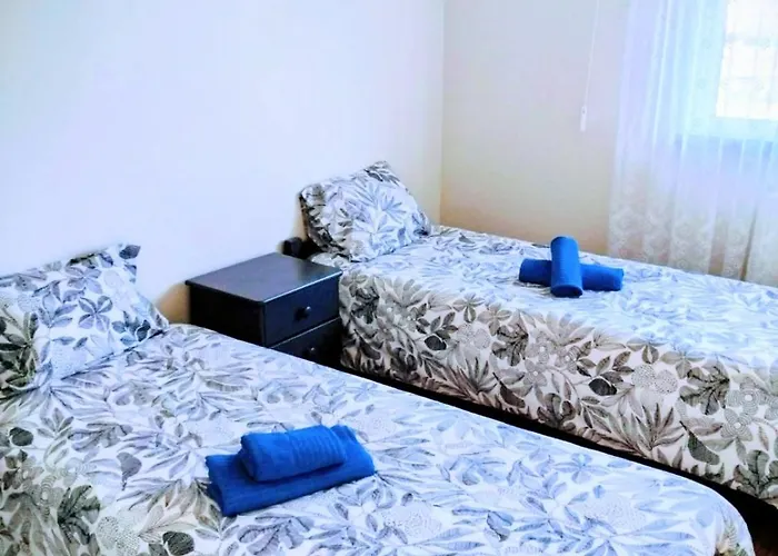 Casa Com Jardim Privado E Estacionamento No Interior *